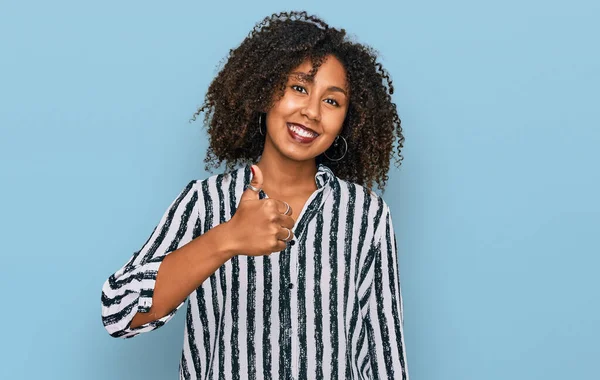 Fiatal Afro Amerikai Lány Alkalmi Ruhát Visel Boldog Hüvelykujjával Felemeli — Stock Fotó