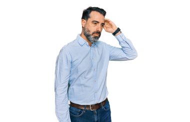 İş gömleği giyen, sakallı, orta yaşlı bir adam kafası karışıyor ve soru soruyor. Şüpheyle kararsız, kafa kafaya düşünerek. Düşünceli kavram. 