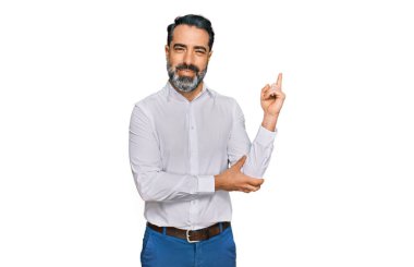 Orta yaşlı, sakallı, sıradan beyaz tişörtlü, gülümseyen, mutlu, eli ve parmağı yanda olan bir adam. 