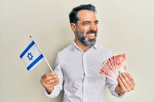 Medelålders Man Med Skägg Och Grått Hår Som Håller Israel — Stockfoto
