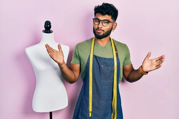 Hombre Árabe Con Barba Modista Diseñador Usando Delantal Atelier Despistado — Foto de Stock