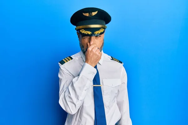 Muž Středního Věku Vousy Šedivými Vlasy Uniformě Pilota Letadla Ucítil — Stock fotografie