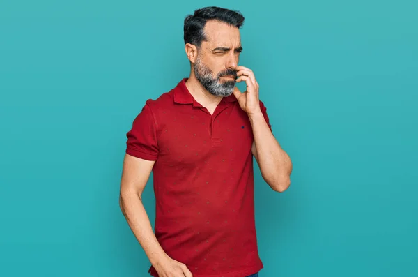 Mann Mittleren Alters Mit Bart Lässig Rotem Shirt Sieht Gestresst — Stockfoto