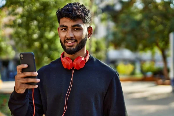 Junger Araber Lächelt Selbstbewusst Mit Smartphone Park — Stockfoto