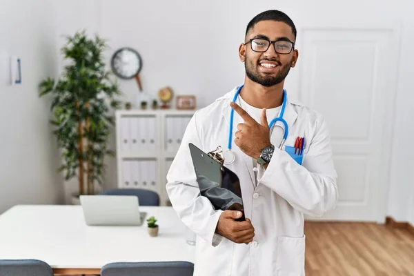 Jovem Índio Vestindo Uniforme Médico Estetoscópio Alegre Com Sorriso Rosto — Fotografia de Stock