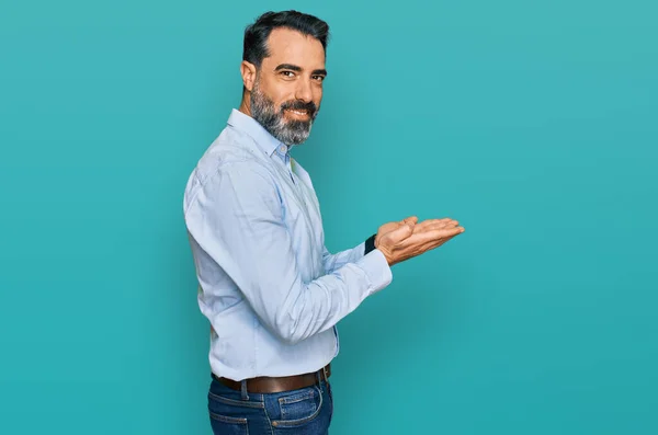 Homem Meia Idade Com Barba Vestindo Camisa Negócios Apontando Para — Fotografia de Stock