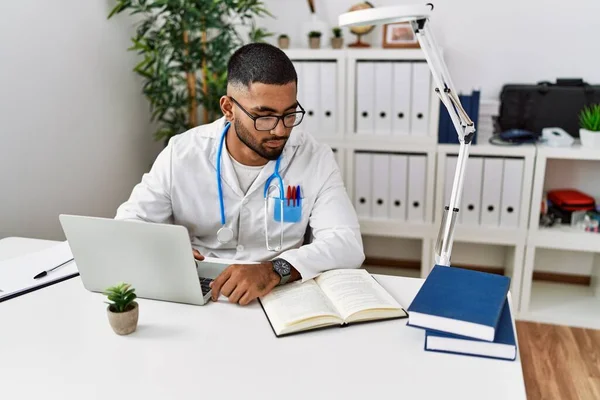 Jovem Árabe Homem Vestindo Médico Uniforme Leitura Livro Clínica — Fotografia de Stock