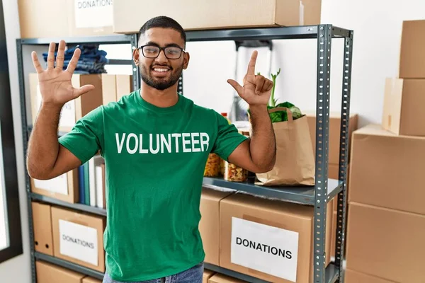 Genç Hintli Gönüllü Bağış Kutusunu Tutuyor Yedi Numaralı Parmaklarıyla Işaret — Stok fotoğraf