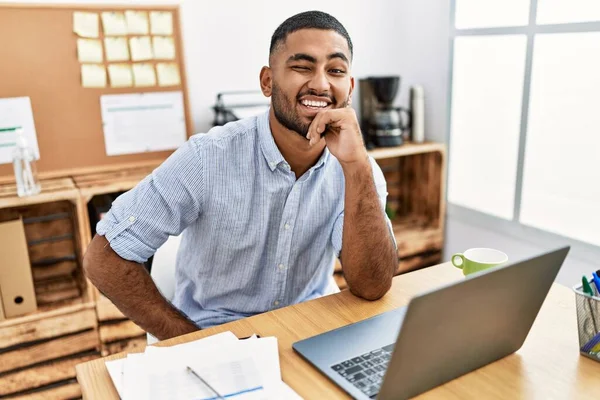 Jovem Árabe Homem Sorrindo Confiante Trabalhando Escritório — Fotografia de Stock