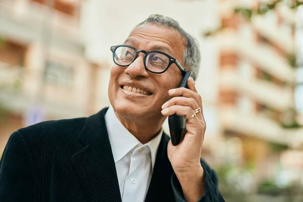 Middelbare Leeftijd Zuidoost Aziatische Man Glimlachend Aan Telefoon Stad — Stockfoto