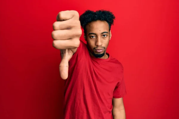 Jonge Afro Amerikaanse Man Met Baard Met Een Casual Rood — Stockfoto