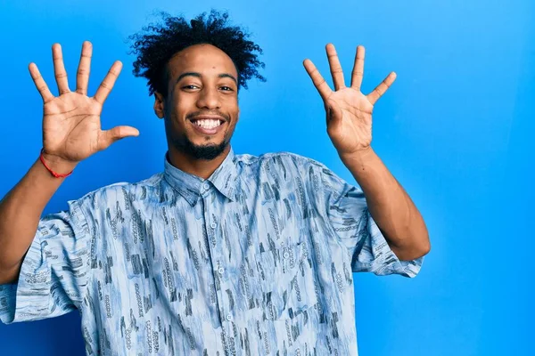 年轻的非洲裔美国人 留着胡子 穿着休闲装 用9号手指指尖 面带微笑 自信而快乐 — 图库照片