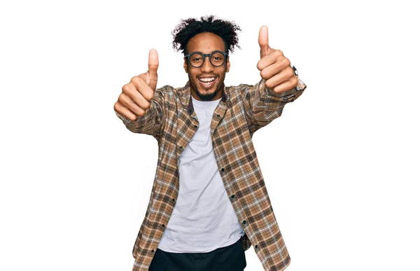 Jovem Afro Americano Com Barba Vestindo Roupas Casuais Óculos Aprovando — Fotografia de Stock