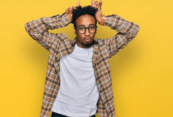 Jovem Afro Americano Com Barba Vestindo Roupas Casuais Óculos Fazendo — Fotografia de Stock