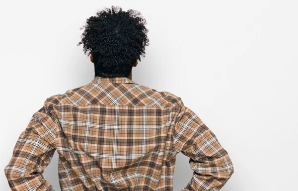 Νεαρός Αφροαμερικάνος Γενειάδα Φοράει Καθημερινά Ρούχα Και Γυαλιά Στέκεται Πίσω — Φωτογραφία Αρχείου