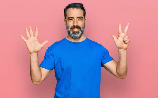 Hombre Mediana Edad Con Barba Con Camiseta Azul Casual Que —  Fotos de Stock