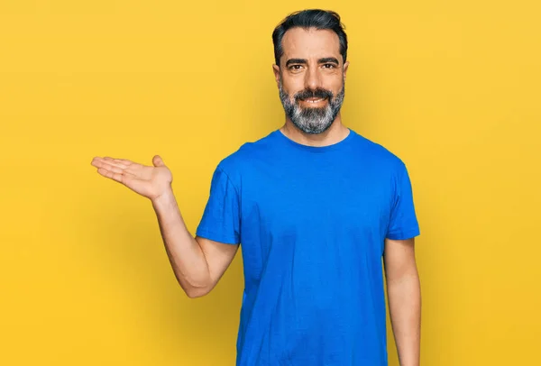 Man Van Middelbare Leeftijd Met Baard Casual Blauw Shirt Lachend — Stockfoto