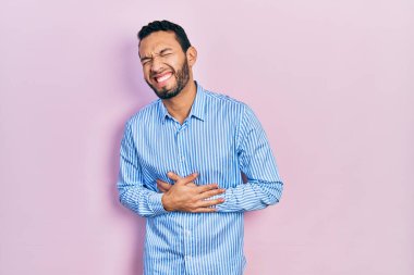 Sakallı İspanyol bir adam, mide bulantısı, acı verici bir hastalık yüzünden günlük mavi gömlek giyiyor. Ağrı kavramı. 