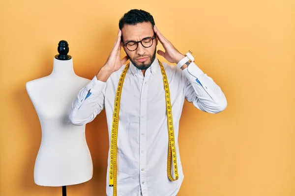 Hombre Hispano Con Barba Modista Diseñador Pie Por Maniquí Que — Foto de Stock