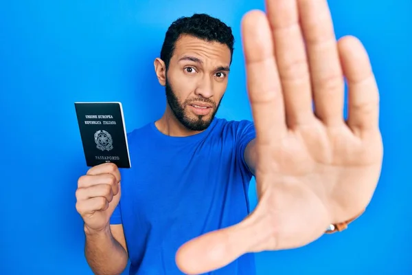 Latynos Brodą Trzymający Włoski Paszport Przestaje Śpiewać Dłonią Wyraz Ostrzegawczy — Zdjęcie stockowe