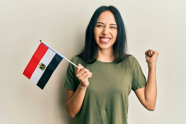 Ung Latinamerikansk Flicka Håller Egypt Flagga Skriker Stolt Firar Seger — Stockfoto