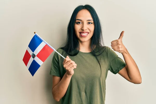 Joven Chica Hispana Sosteniendo Bandera República Dominicana Sonriendo Feliz Positivo —  Fotos de Stock