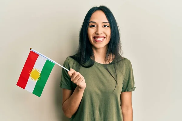 Menina Hispânica Jovem Segurando Bandeira Curdistão Olhando Positivo Feliz Sorrindo — Fotografia de Stock