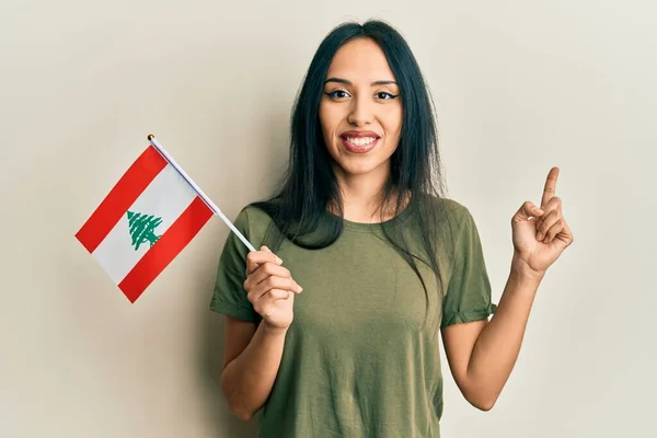 Fiatal Spanyol Lány Kezében Lebanon Zászló Mosolyogva Boldog Mutató Kéz — Stock Fotó