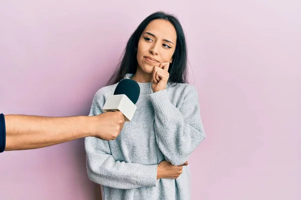 Joven Chica Hispana Siendo Entrevistada Por Reportera Sosteniendo Micrófono Pensando —  Fotos de Stock