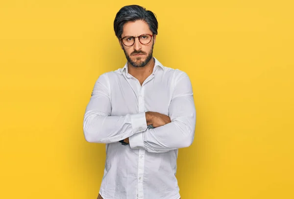 Jovem Hispânico Vestindo Camisa Negócios Óculos Céticos Nervosos Desaprovando Expressão — Fotografia de Stock
