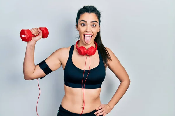 Spor Kıyafetleri Giyen Genç Spanyol Kız Halterden Dilini Çıkarıp Komik — Stok fotoğraf