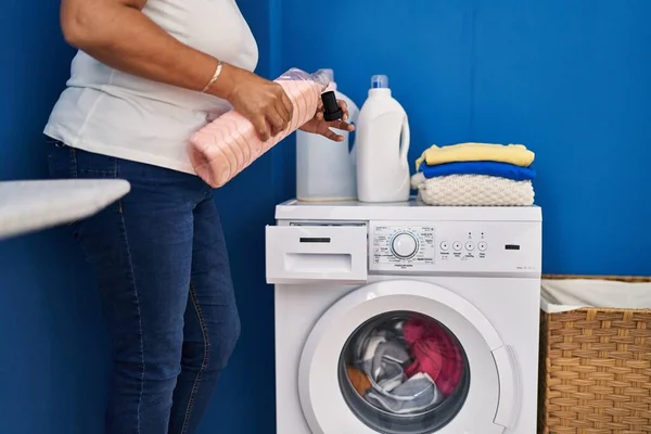 洗濯室で洗剤を注ぐ中年のパニック女性 — ストック写真