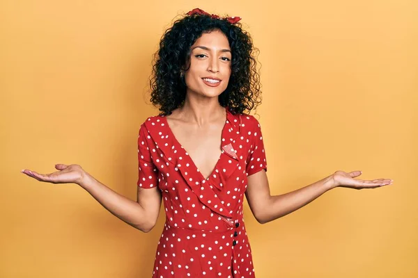 Joven Chica Latina Vistiendo Vestido Verano Sonriendo Mostrando Ambas Manos — Foto de Stock