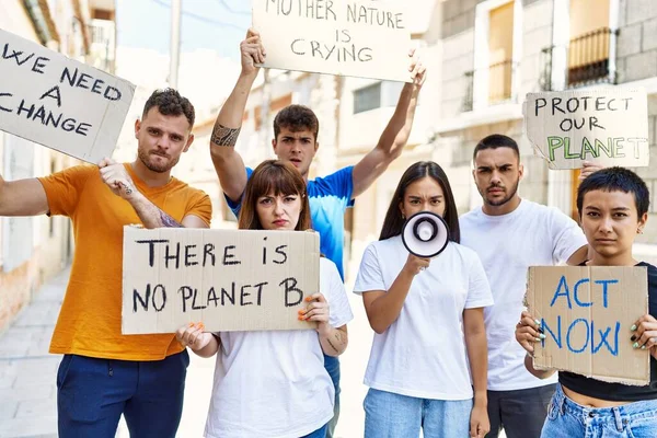 Группа Молодых Активистов Протестующих Против Баннера Использования Мегафона Городе — стоковое фото