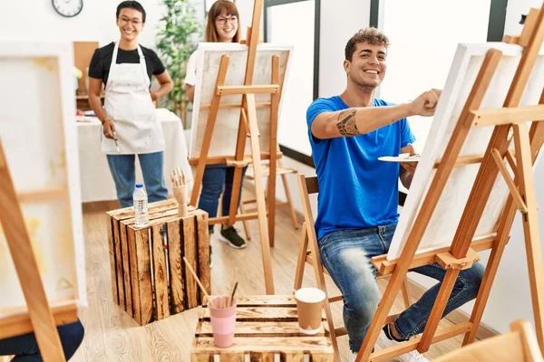 Jovem Sorrindo Desenho Feliz Com Grupo Pessoas Estúdio Arte — Fotografia de Stock