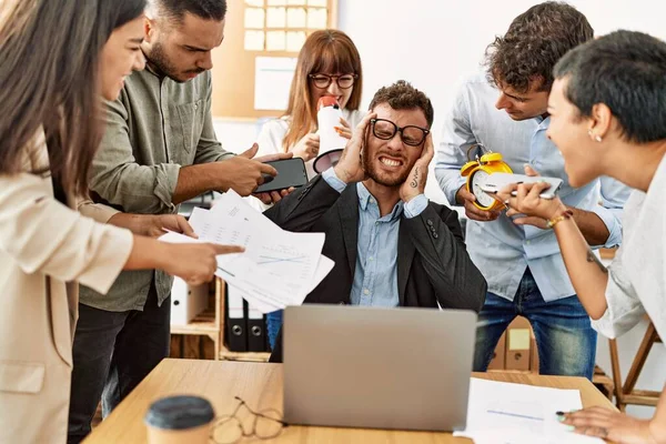 Grupo Empresários Gritando Para Parceiro Estressado Escritório — Fotografia de Stock