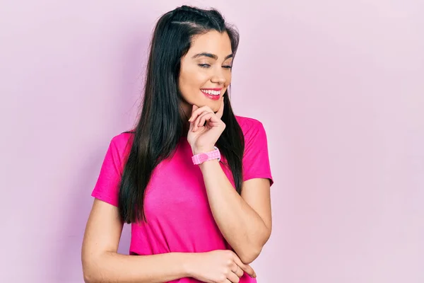 Молода Іспаномовна Дівчина Повсякденній Рожевій Сорочці Впевнено Дивиться Камеру Посміхаючись — стокове фото