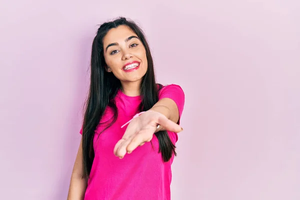 Joven Chica Hispana Vistiendo Casual Camiseta Rosa Sonriente Alegre Ofreciendo — Foto de Stock