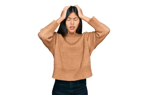 Schöne Junge Asiatische Frau Lässigem Winterpullover Die Unter Kopfschmerzen Leidet — Stockfoto