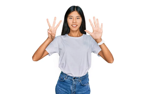 Hermosa Joven Asiática Mujer Usando Casual Blanco Camiseta Mostrando Apuntando — Foto de Stock