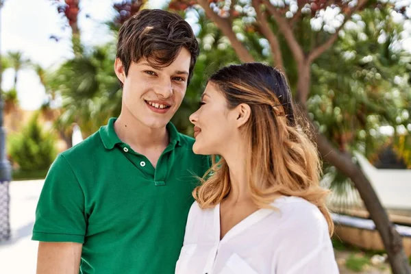 Genç Beyaz Bir Çift Mutlu Bir Şekilde Gülümsüyor Şehirde Birbirlerine — Stok fotoğraf