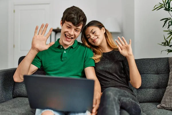 Unga Kaukasiska Par Ler Glad Att Videosamtal Med Bärbar Dator — Stockfoto