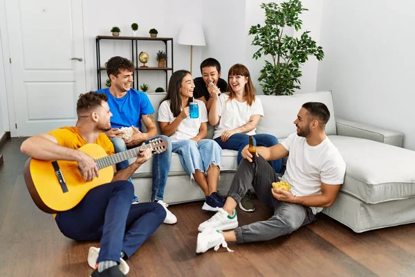 Gruppe Junger Freunde Auf Der Party Lächelt Glücklich Und Spielt — Stockfoto