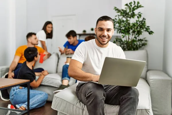 Grupo Jóvenes Amigos Sonriendo Felices Sentados Sofá Hombre Usando Ordenador —  Fotos de Stock