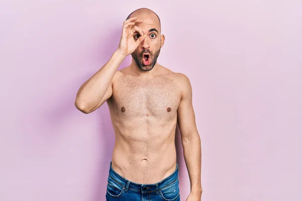 Junger Glatzköpfiger Mann Der Ohne Hemd Dasteht Und Mit Überraschtem — Stockfoto
