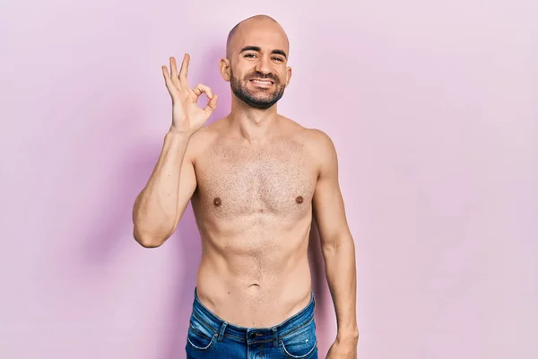 Junger Glatzköpfiger Mann Der Hemdslos Positiv Lächelt Und Mit Händen — Stockfoto