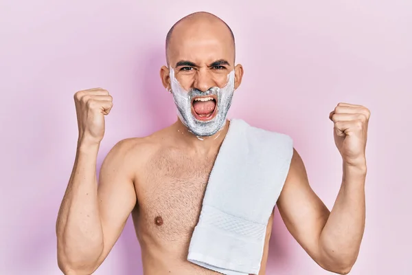 Jovem Careca Sem Camisa Barba Barbear Com Espuma Gritando Orgulhoso — Fotografia de Stock
