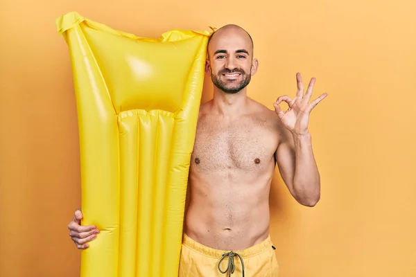 Joven Hombre Calvo Con Traje Baño Celebración Flotador Colchón Verano — Foto de Stock