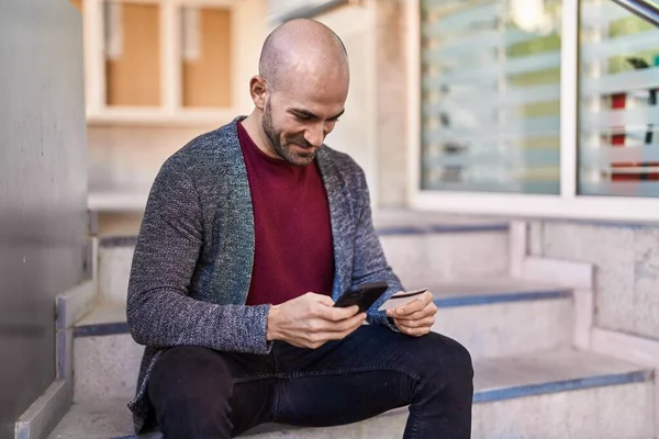 Jovem Usando Smartphone Cartão Crédito Rua — Fotografia de Stock