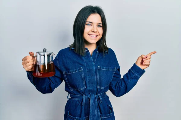 Genç Esmer Kadın Geleneksel Çay Fincanı Giyiyor Gülümsüyor Mutlu Bir — Stok fotoğraf